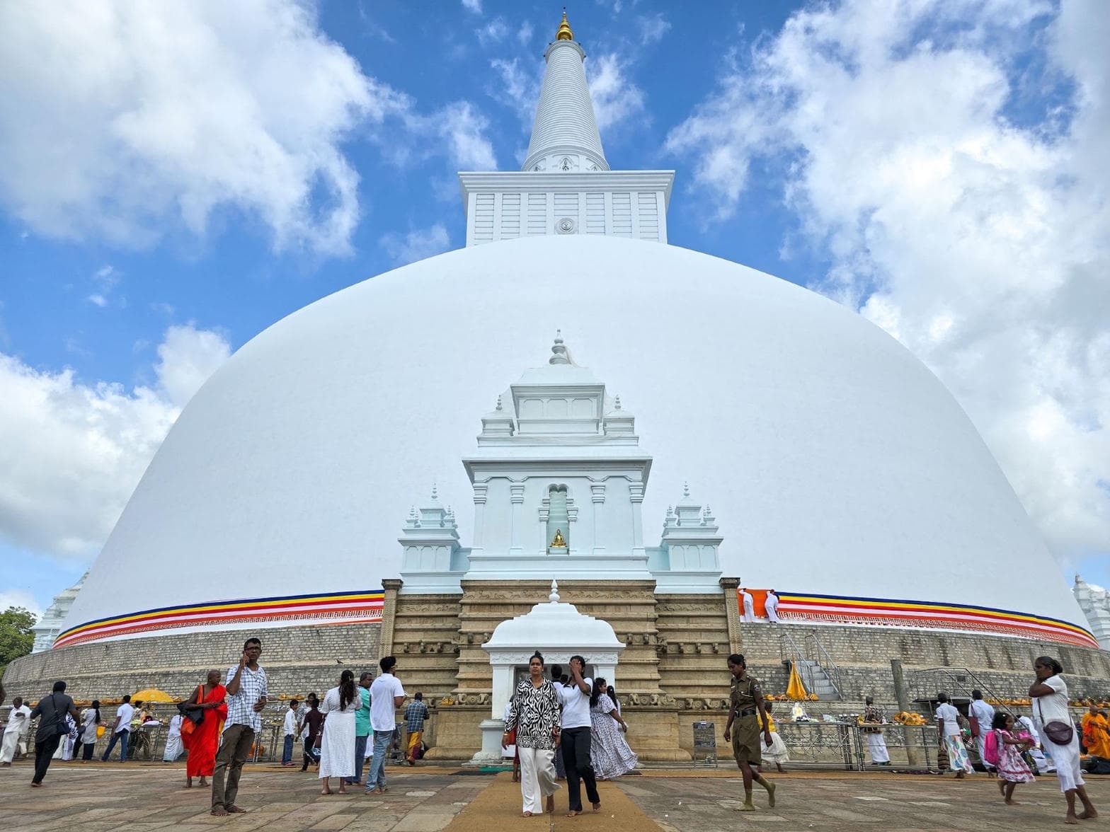 Ruwanwelisaya stupa in Anuradhapura, Sri Lanka